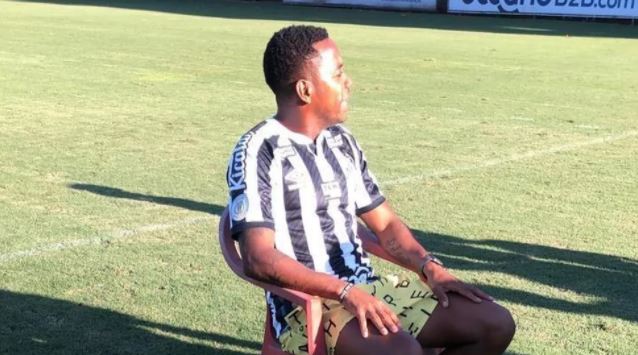 Robinho vai ao CT e espera aval do Conselho Fiscal do Santos para ser anunciado