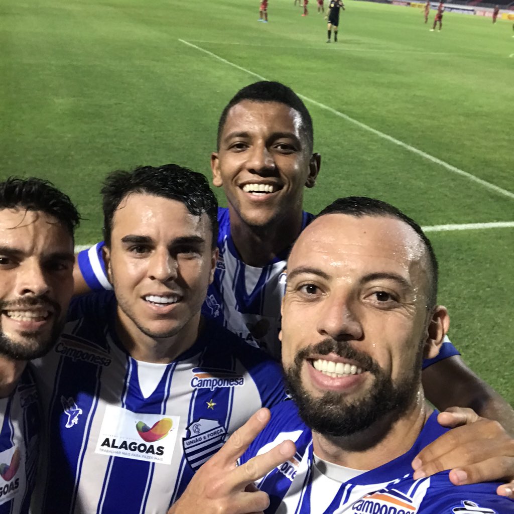 Em um dos gols, Paulo Sérgio tirou uma selfie com os companheiros para comemorar