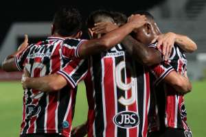 Santa Cruz 2 x 1 Paysandu-PA - Pipico brilha, Santa é líder e Papão afunda