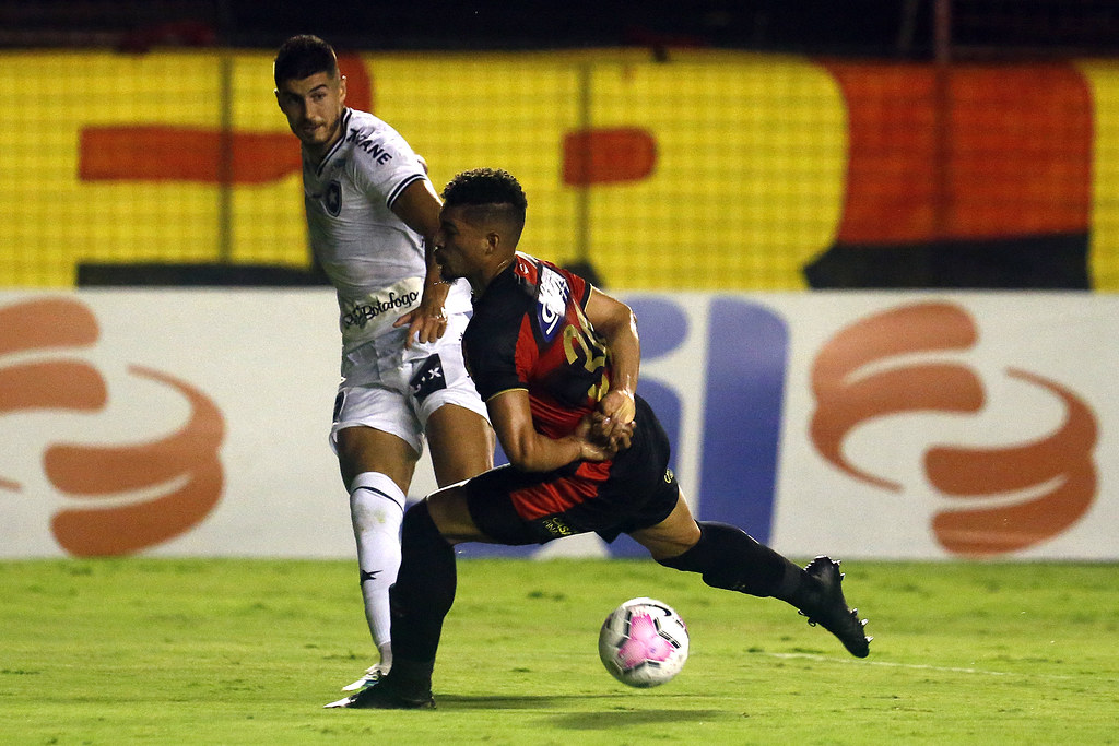 Pedro Raul destaca espírito do Botafogo após vitória: ‘estamos sabendo sofrer’