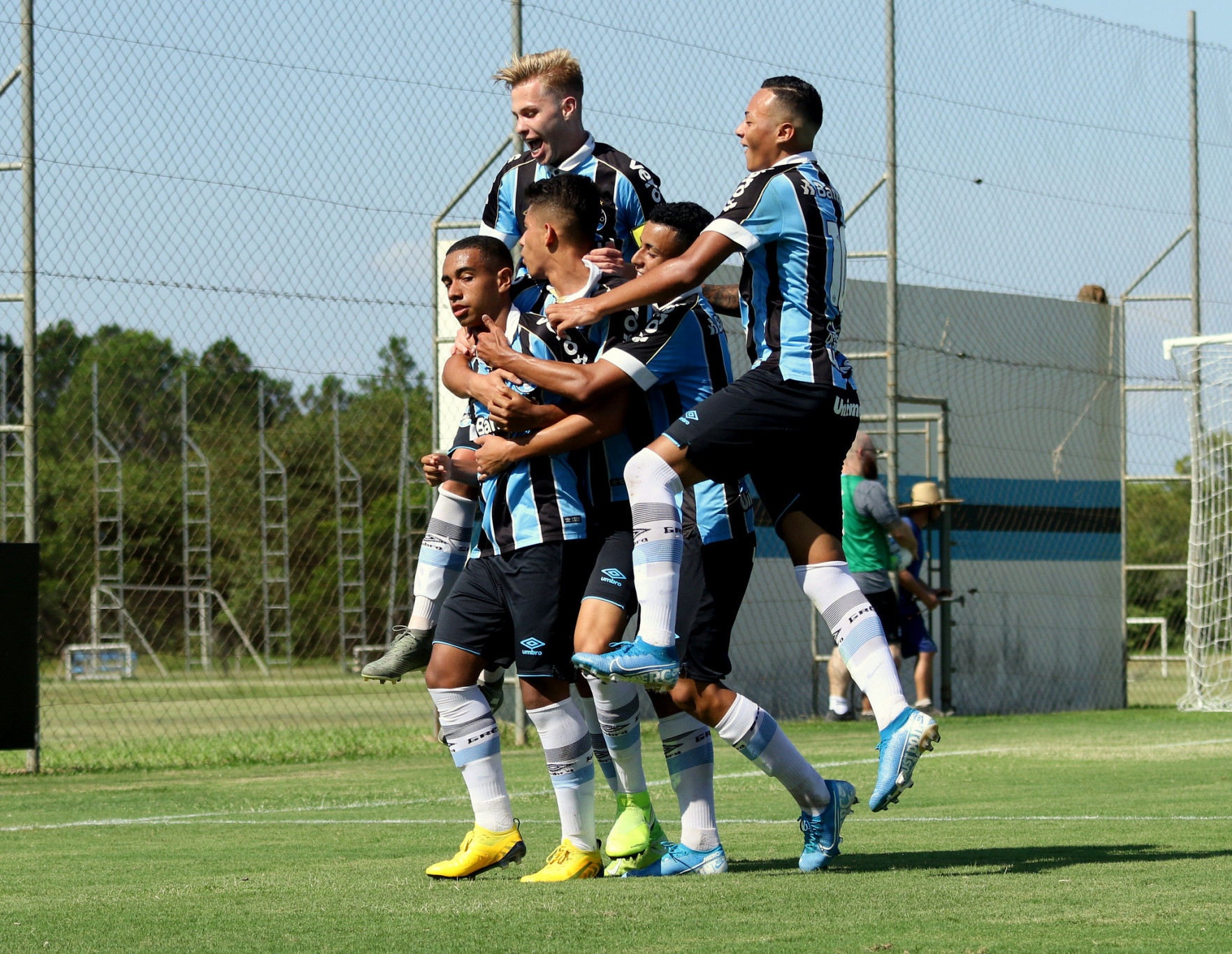 BRASILEIRO SUB-17: Grêmio e São Paulo vencem e assumem a liderança de seus grupos