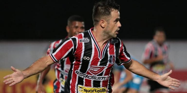 Pipico marcou os dois gols do líder Santa Cruz. Foto: Matheus Schuler