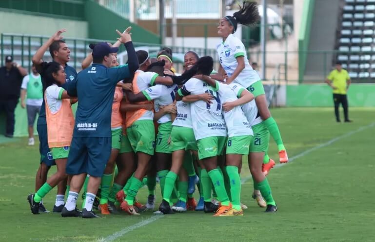 Brasileirão Feminino: Jogadora denuncia abuso de árbitro durante jogo. Veja!