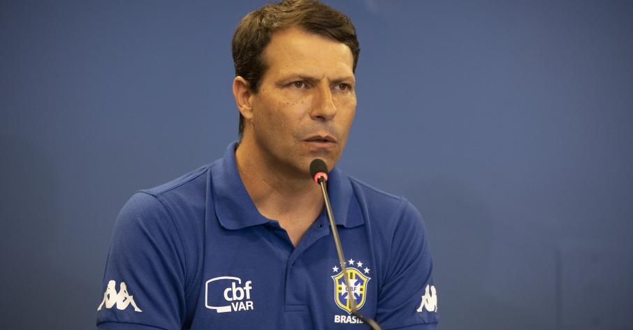 Dirigente da CBF detona técnicos do Brasileirão e elogia VAR
