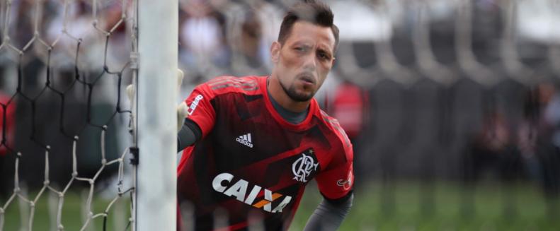 Flamengo está perto de renovar com goleiro e lesão de meia uruguaio não é grave