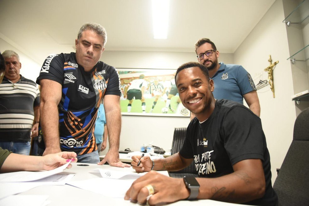Presidente do Santos pede prudência em caso Robinho e lembra episódio com Neymar