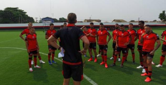 Com auxiliar no comando, Atlético-GO deve mudar para encarar o Santos