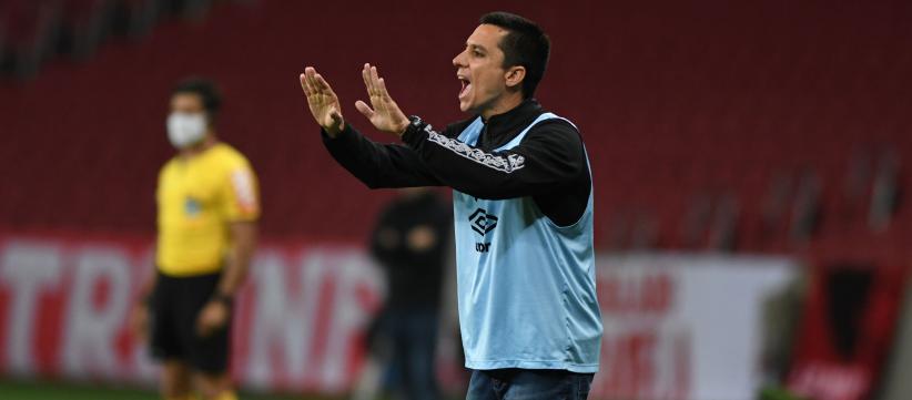 Sem Nikão, Eduardo Barros despista sobre time do Athletico frente ao Corinthians