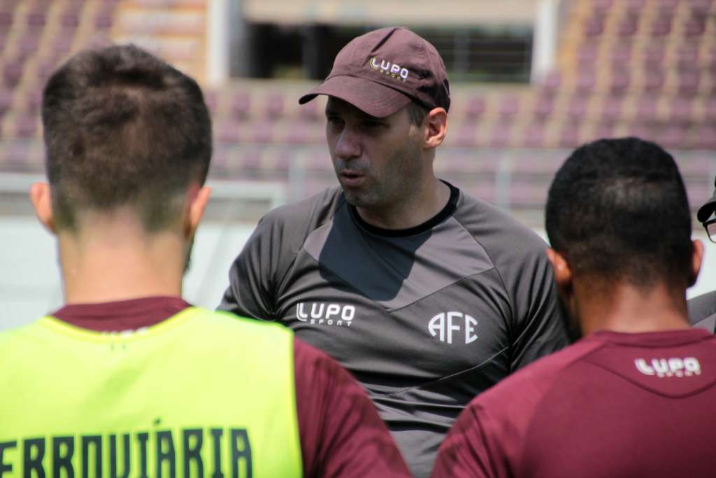 Léo Mendes segue no comando da Ferroviária (Foto: Tiago Pavini/Ferroviária)