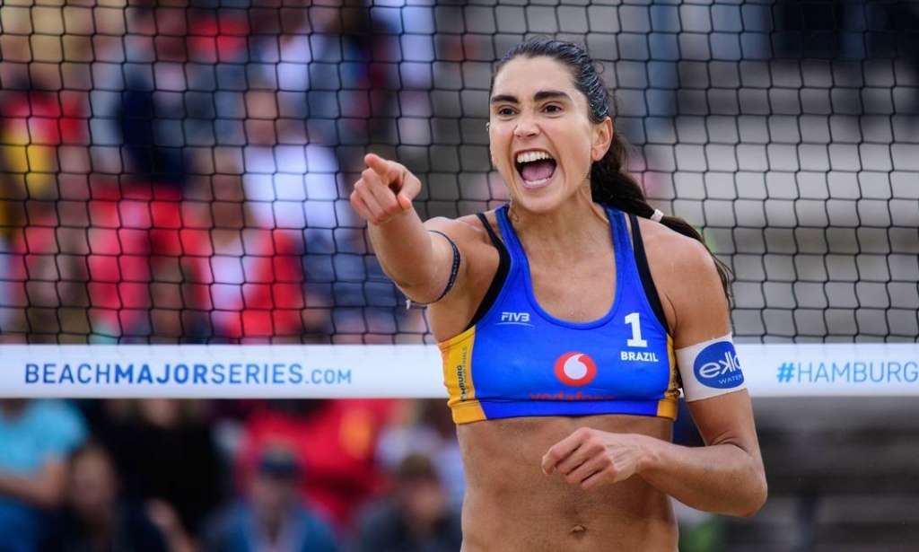 Vôlei: Carol Solberg é apenas advertida pelo STJD por gritar ‘Fora, Bolsonaro’