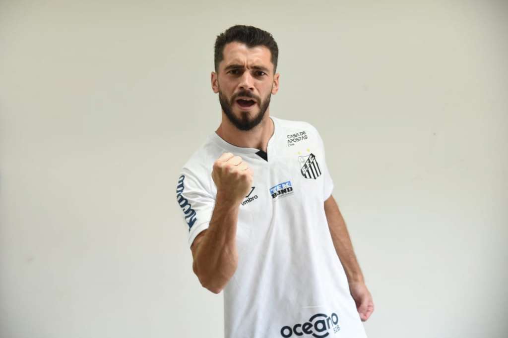 Depois de estrear diante do Grêmio, Laércio é apresentado oficialmente no Santos