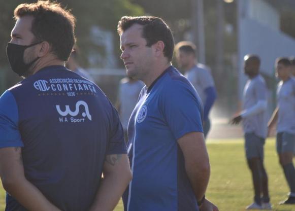 Confiança trabalha dobrado para buscar quinto jogo sem derrota na Série B