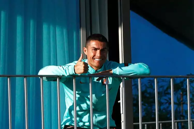 Cristiano Ronaldo volta para Turim em ‘ambulância aérea’ para cumprir isolamento