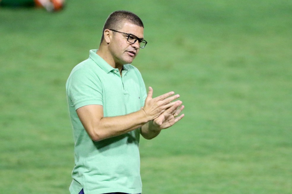 Ex-técnico do Guarani, volta atrás, diz ‘não’ ao Cruzeiro e segue na Chape