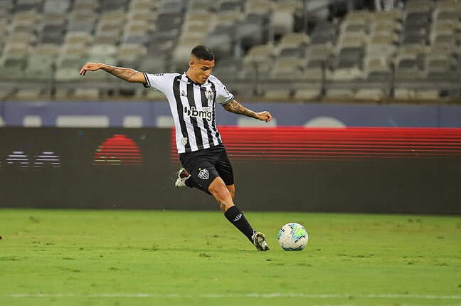 Lateral culpa início ruim por tropeço do Atlético-MG no Mineirão
