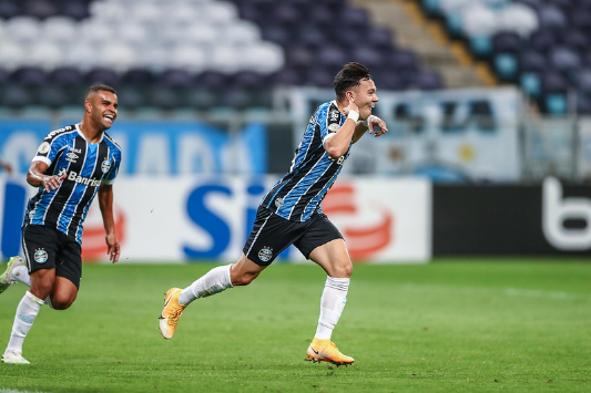 Após marcar dois gols, Pepê exalta conversa no vestiário do Grêmio