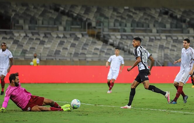 Melhor em campo, goleiro do Fluminense comemora empate com o líder