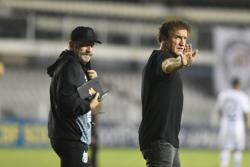 Apesar de punição, Cuca volta a cobrar reforços no Santos