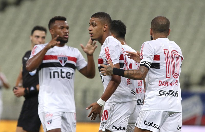 Daniel Alves pode voltar à lateral e ‘atrapalhar’ esquema de Fernando Diniz