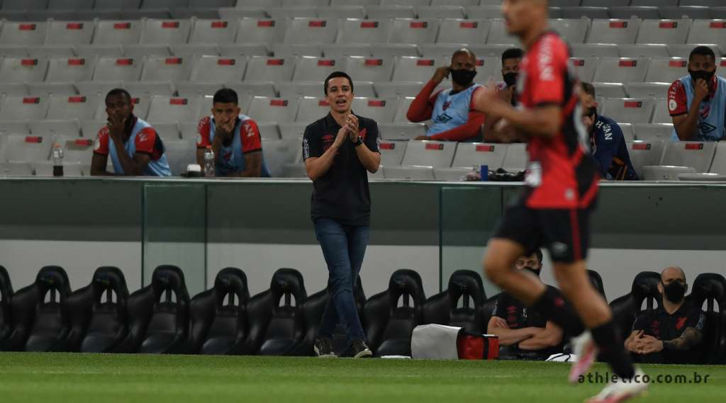 “Temos capacidade de sair dessa situação”, diz técnico do Athletico após derrota