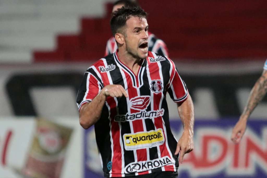 Pipico fez dois gols e mais uma vez foi destaque na vitória do Santa Cruz