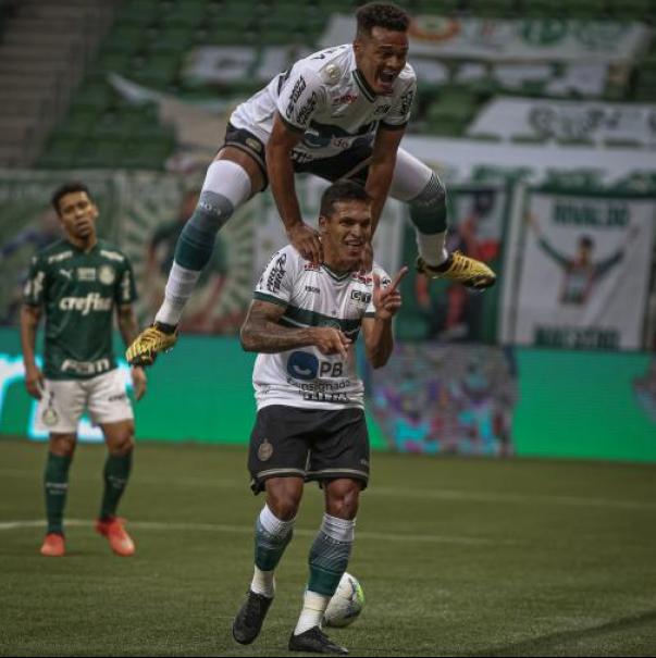 Robson fez dois gols em cima do Palmeiras