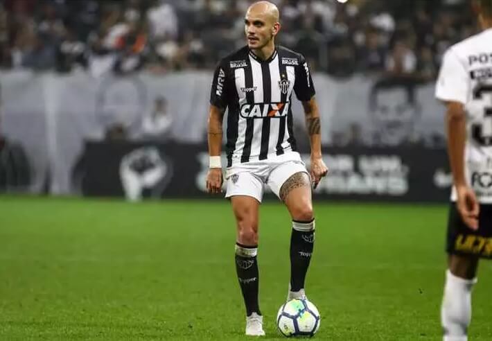 Campeão mundial está perto de trocar líder do Brasileirão pelo Corinthians