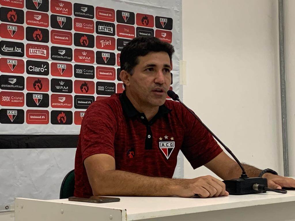 Ainda com interino, Atlético-GO recebe Athletico-PR para encostar no G4