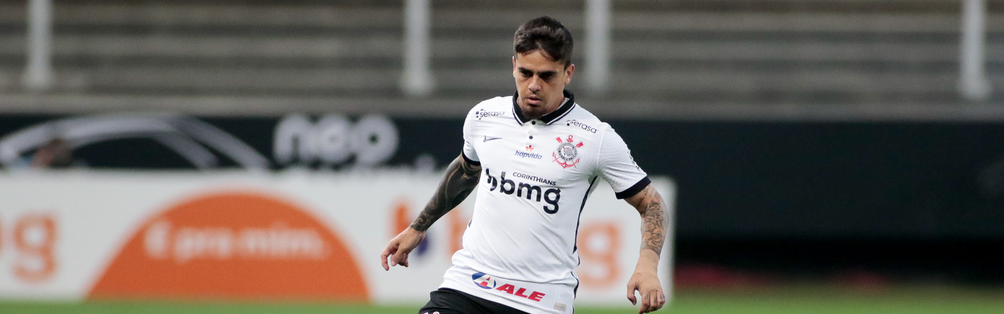 Fagner em cobrança de falta no jogo entre Corinthians e Santo André