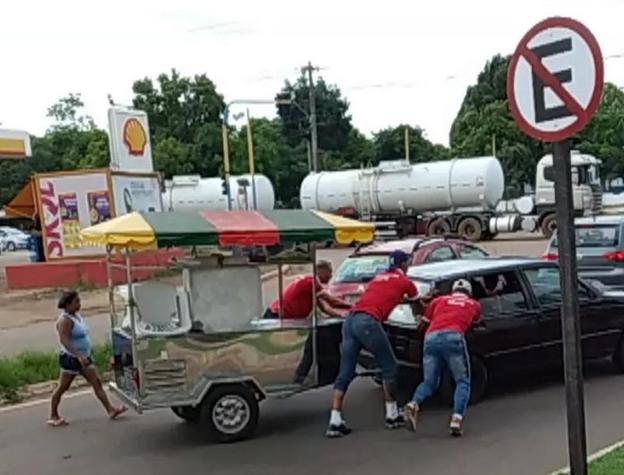 Goleiro Bruno e jogadores do Rio Branco empurram carro quebrado na rua