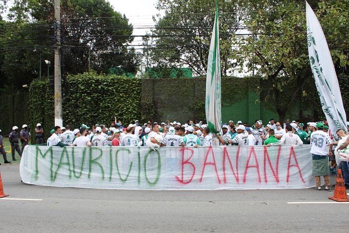 Mancha Verde protesta contra diretoria e jogadores do Palmeiras: ‘Elenco paneleiro’