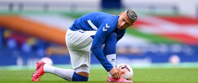 Richarlison se desculpa por entrada violenta em Thiago Alcântara no Inglês