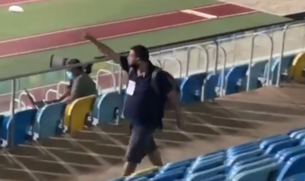Árbitro e repórter relatam presença de torcedores no jogo do Atlético-GO