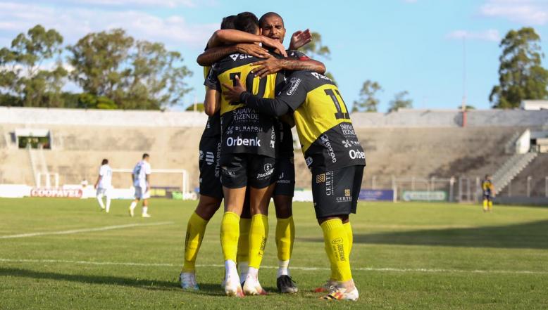 Cascavel dá o bote de novo. (Foto: Felipe Fachini / Futebol Clube Cascavel)