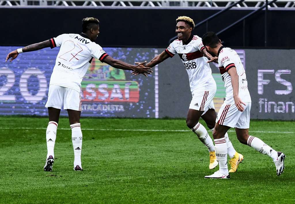 Após goleada e boa atuação, Vitinho aprova sua nova posição no time do Flamengo