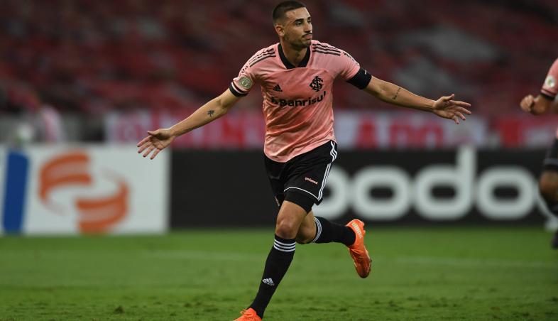 Com uniforme em referência ao Outubro Rosa, Galhardo dedica gol a sua mãe