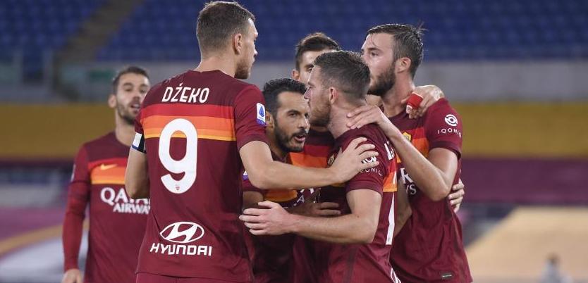 Jogadores comemoram um dos gols de Dzeko neste domingo