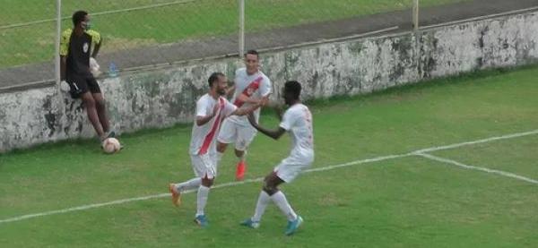 Jogadores do Real Noroeste comemoram gol neste domingo