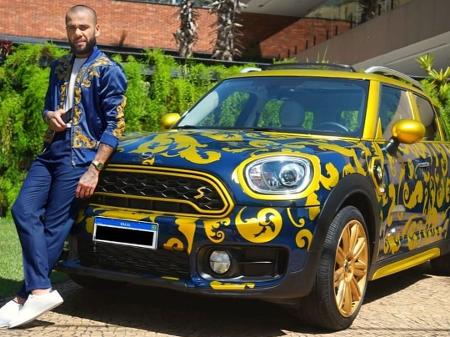Daniel Alves coloca carro de luxo à venda na internet para ajudar crianças pobres