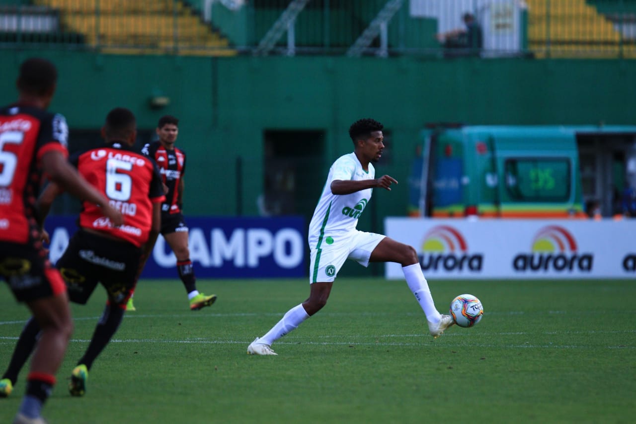 Série B: Willian Oliveira, volante da Chape, projeta duelo difícil contra a Ponte