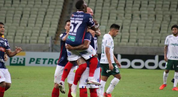 O Fortaleza, de Rogério Ceni, recebeu e venceu o Palmeiras por 2 a 0