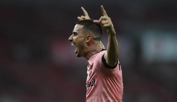 Thiago Galhardo segue voando baixo e comandando o líder Internacional