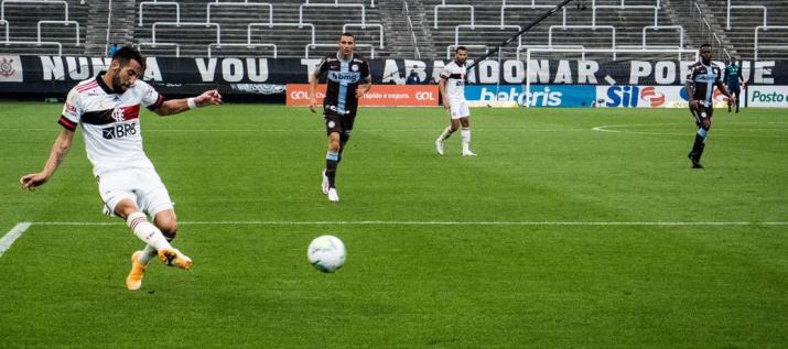 Isla foi um dos grandes destaques do Flamengo na vitória sobre o Corinthians