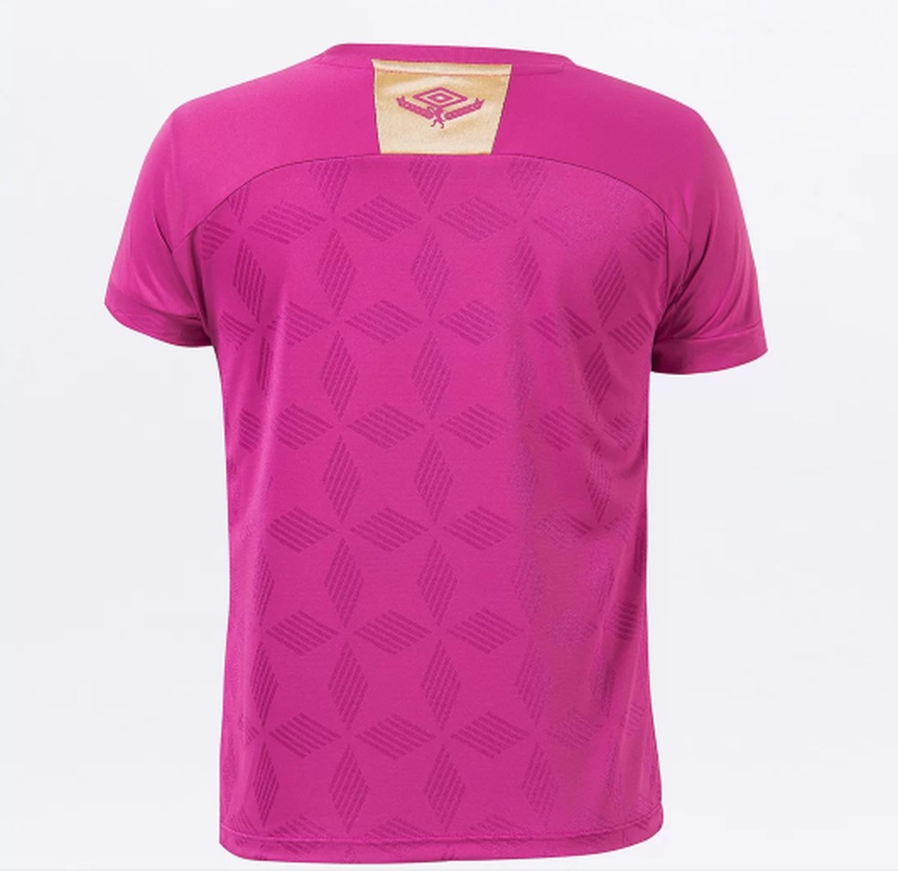 O detalhe fica logo abaixo do logo da Umbro, nas costas da camisa (Foto: Reprodução)