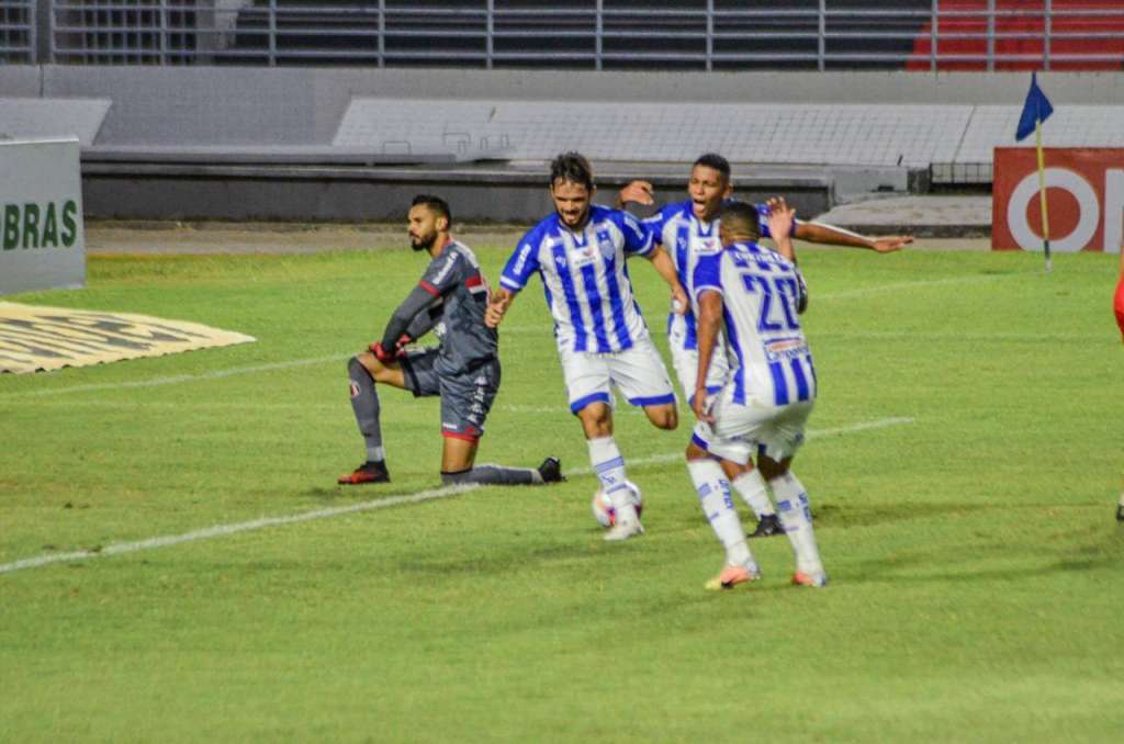 Norberto comemora o gol da vitória do CSA (Foto: Augusto Oliveira/CSA)