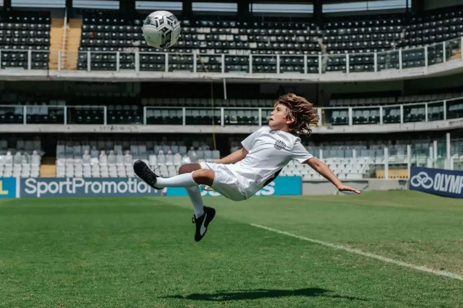 Crianças reproduzem lances famosos para celebrar os 80 anos de Pelé