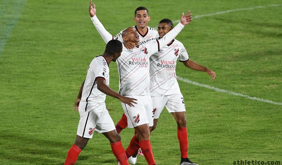 Com Covid-19, dois jogadores do Athletico-PR ficam em quarentena no Uruguai