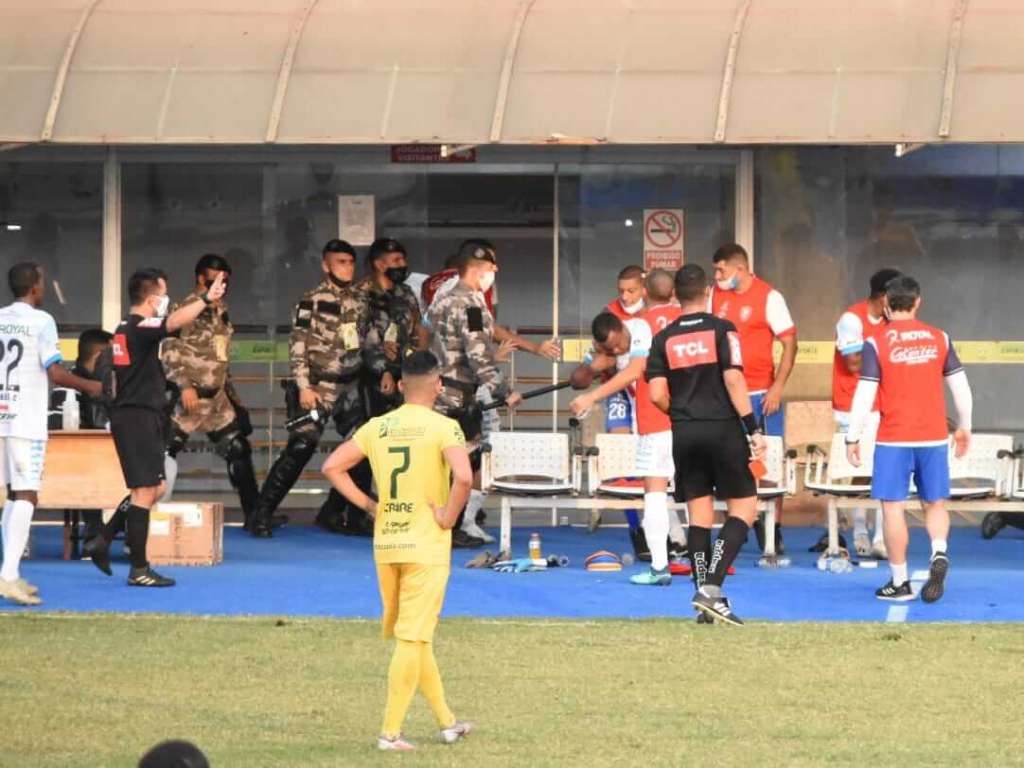 Jogadores de time da Série D brigam entre si no banco de reservas