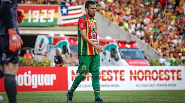 Árbitro expulsa jogador na Série B, mas volta atrás e cancela cartão vermelho