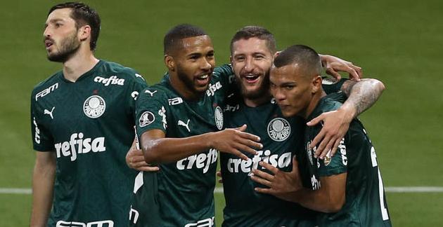 Após vitoria, Raphael Veiga diz esperar que goleada encerre a crise no Palmeiras